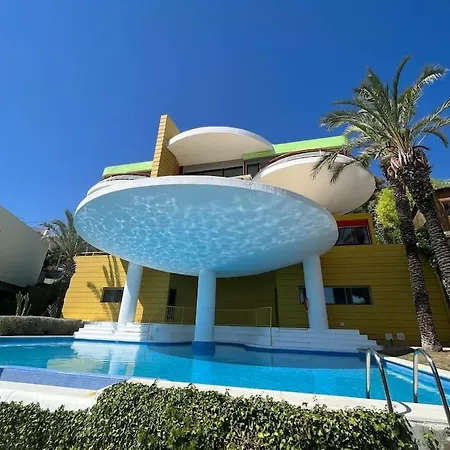 Vila Iconic Overlooking
